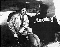 Foto: Ferdinand Schulz vor seinem Flugzeug 'Marienburg'