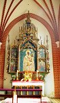 Foto: Altar der Mutter Gottes im Schnee mit der Figur der Hl. Anna an der Spitze