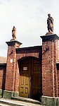 Foto: die Pforte mit Statuen von St. Peter und Paul darüber