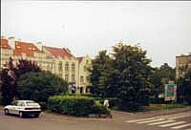 Foto: Marktplatz im Jahr 2001, Grünanlge statt Husarendenkmal